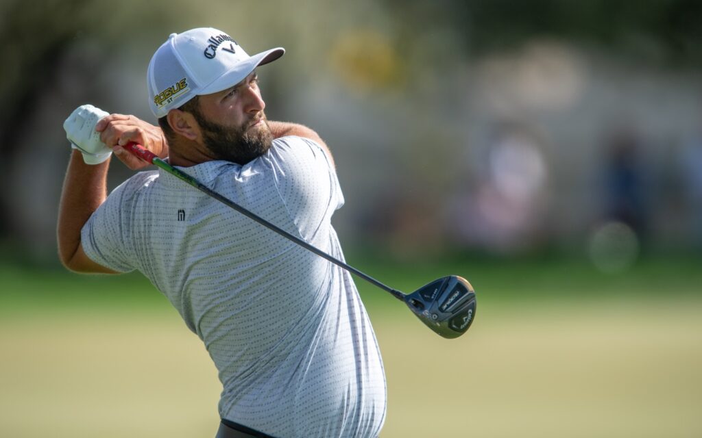 Golfista golpeando bola