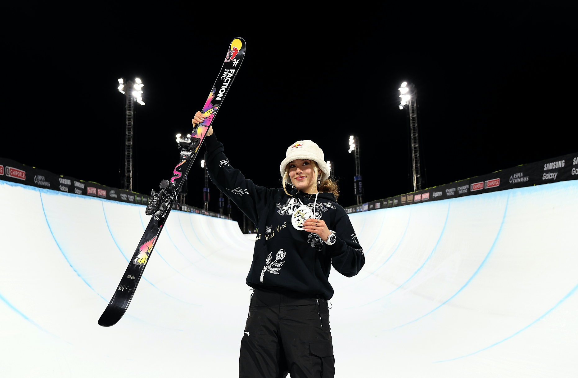 Eileen Gu viste IWC en los Winter X Games 2024 en Aspen EMWA