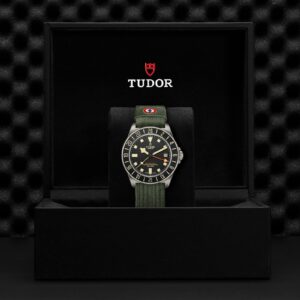 Reloj Tudor Pelagos FXD GMT, Caja de titanio de 42 mm, Correa de tejido verde. Ref: M2542G247NU-0002