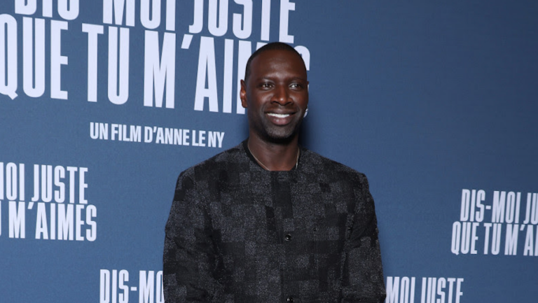 Omar Sy brilla en la premiere de Dis-moi juste que tu m’aimes con el Jaeger-LeCoultre Reverso Tribute Chronograph_EMWA